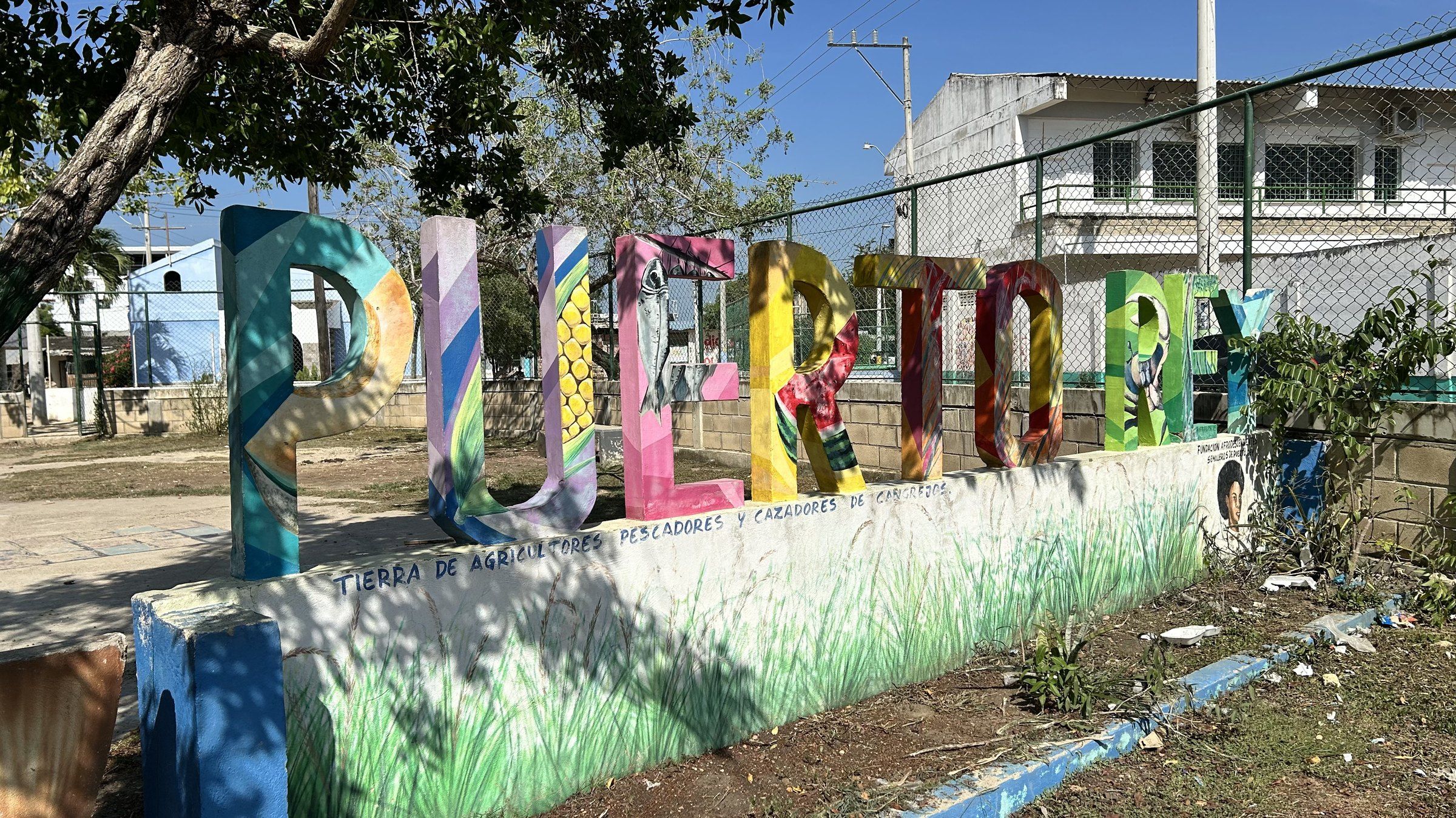 Letrero de colores con el nombre Puerto Rey y la frase: tierra de agricultores, pescadores y cazadores de cangrejo